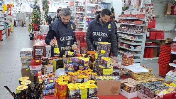 Roma, Guardia di Finanza sequestra 500 chilogrammi di “botti” illegali