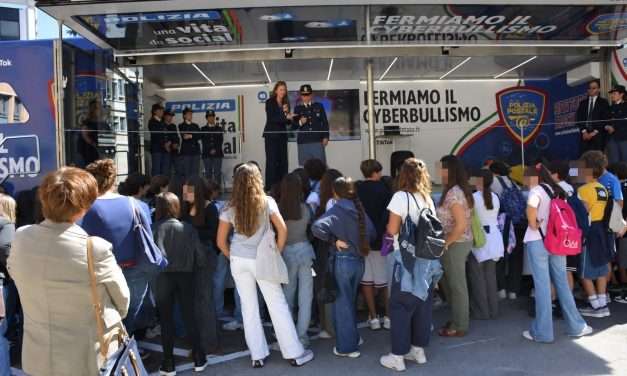 “Una Vita da Social”, la Polizia postale incontra 40mila studenti per promuovere la legalità online